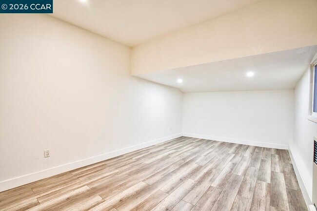 Building Photo - 1351 Eastshore Dr