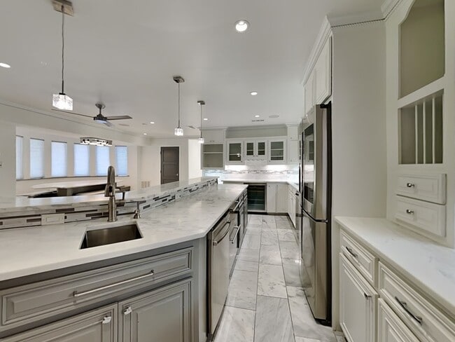 Building Photo - 6915 Forestglade Cir