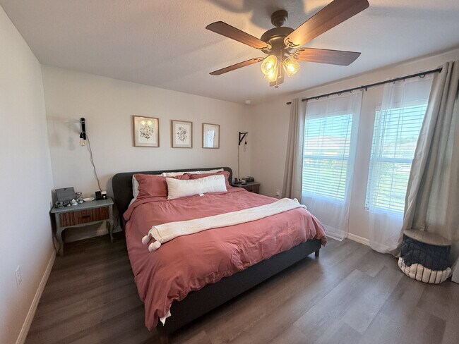 Building Photo - 4 bedroom and 2 Bathroom House