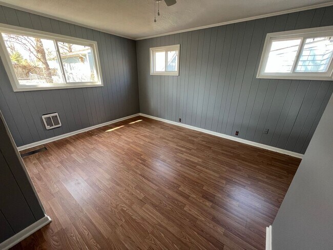 Building Photo - Adorable Newly Fixed Up Home!