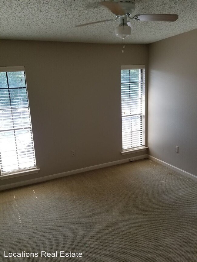 Building Photo - 2 br, 1.5 bath House - 413-B Longwood Court
