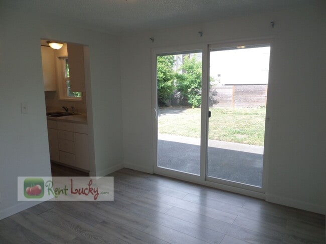 Building Photo - Super-Cute 2-Bedroom Home w/Attached Garage and Large Yard in Great Seattle Location!!