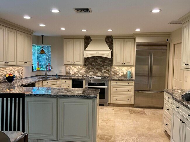 Building Photo - 4559 S Lake Dr