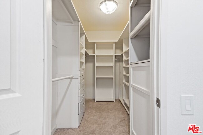 Building Photo - 322 Miraleste Dr