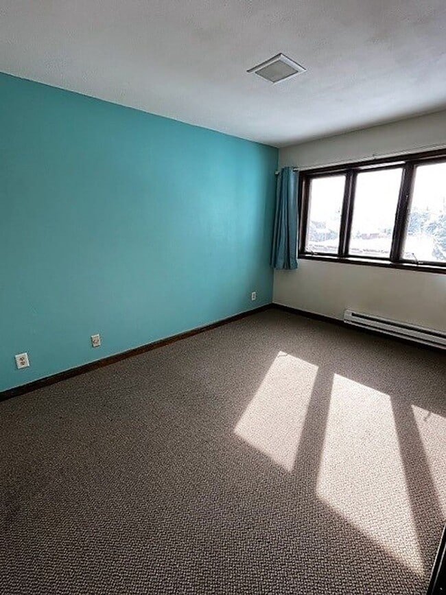 Building Photo - 305 N Chipmunk Cir