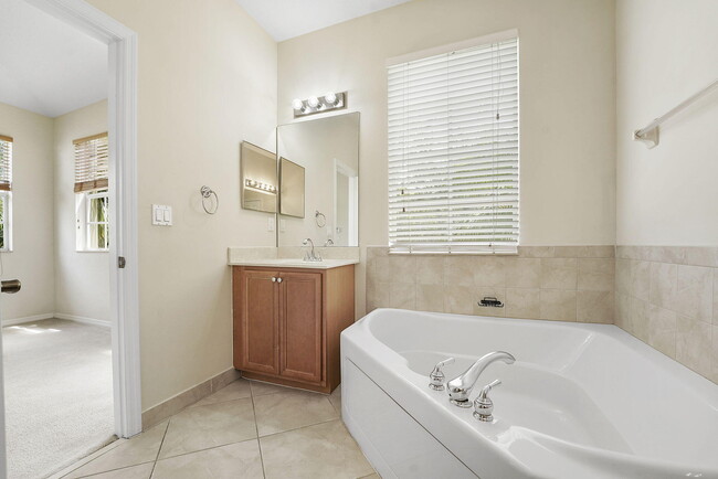 Building Photo - 128 W Royal Palm Cir