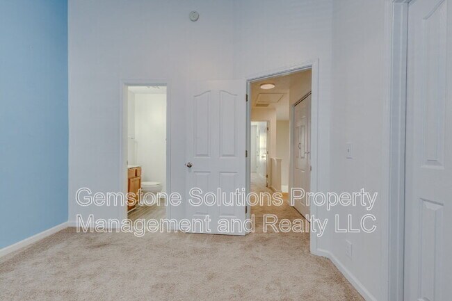 Building Photo - 1303 Vermont Ct