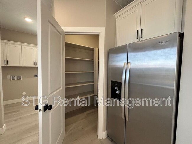 Building Photo - 840 Twin Lakes Dr