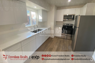 Building Photo - 2 br, 1 bath Triplex - 1765 Los Feliz Driv...