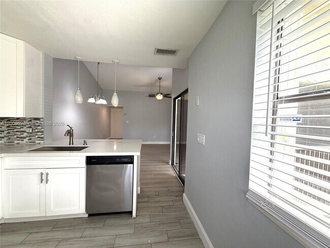 Building Photo - 802 Constitution Dr