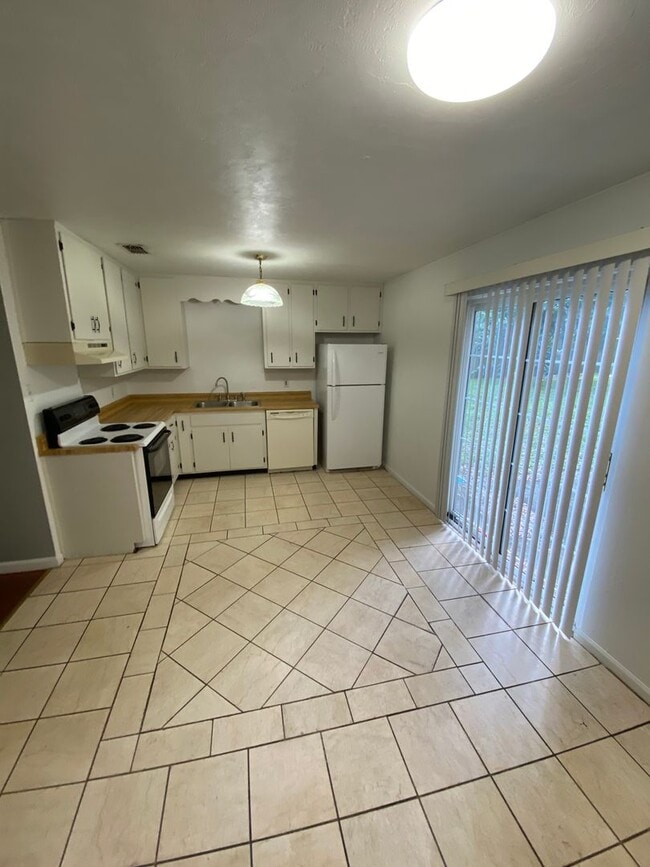 Building Photo - Gorgeous 3 Bedroom 2 Bathroom Single Famil...