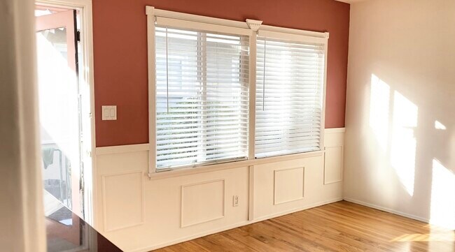 Building Photo - 226 N Hollywood Way