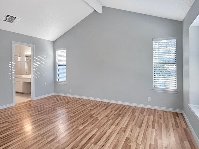 Building Photo - Updated Gem Near Thousand Oaks