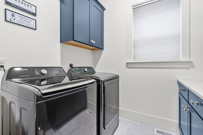 Building Photo - Incredible 5BD, 5BA North Raleigh Home with Bonus Room and Exercise Space