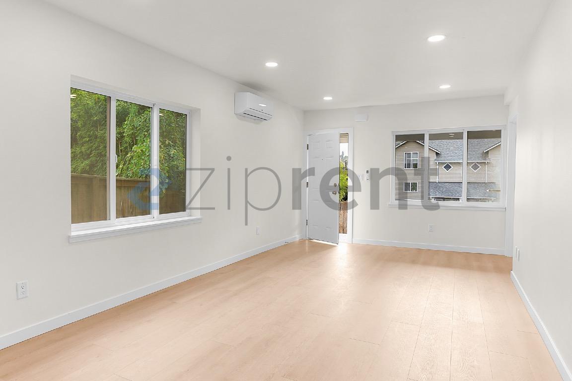 Building Photo - Unit B