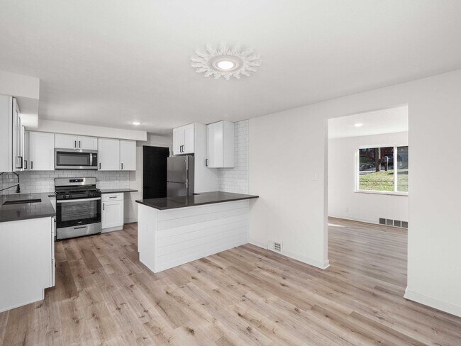 Building Photo - AVAILABLE NOW! STUNNING 3 BEDROOM IN PENN ...