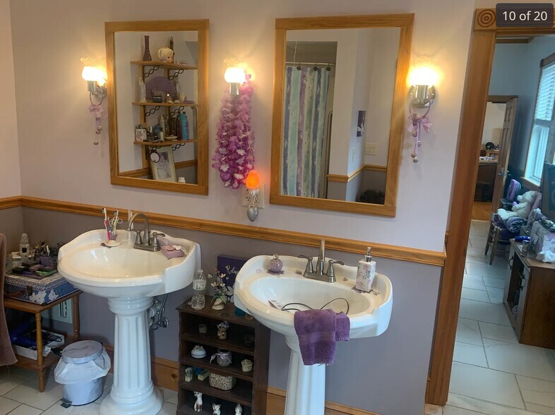 2 Sinks in master bath - 3403 Hancock Rd