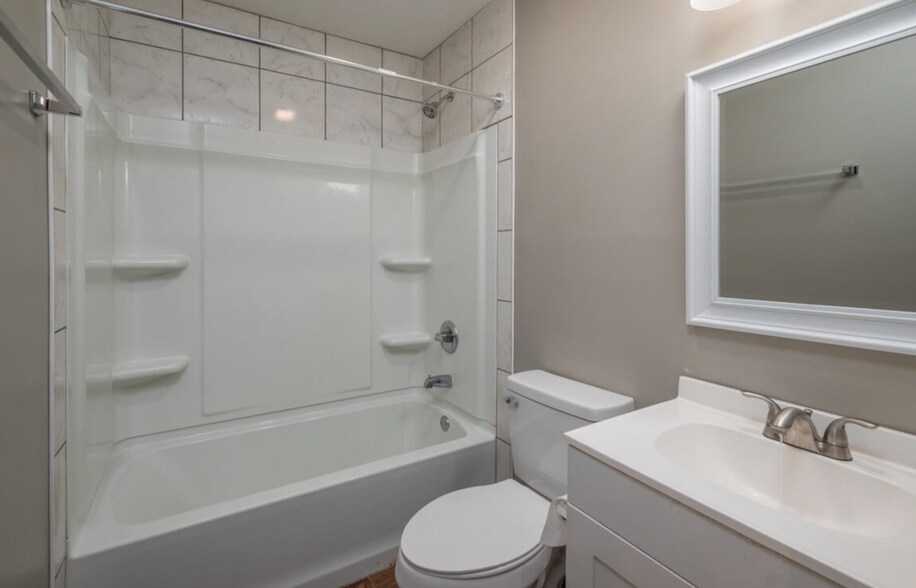 Building Photo - 704 Roundhouse Rd