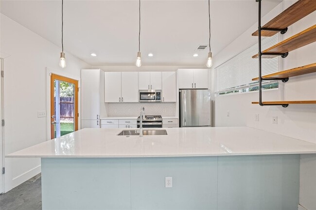 Building Photo - 600 W Odell St