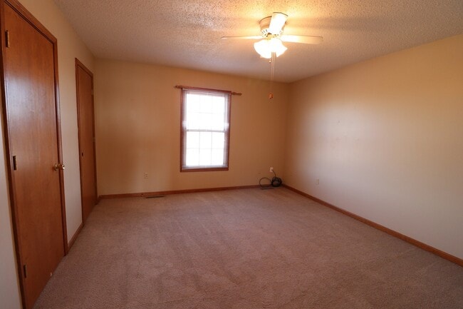 Building Photo - Spacious Townhome
