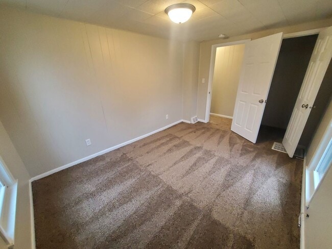 Building Photo - 4 Bedroom, 1 Bathroom home just South of Downtown!