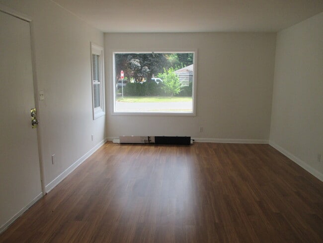 Building Photo - Mid Century Modern 1 Bedroom, 2 Blocks to Pacific U