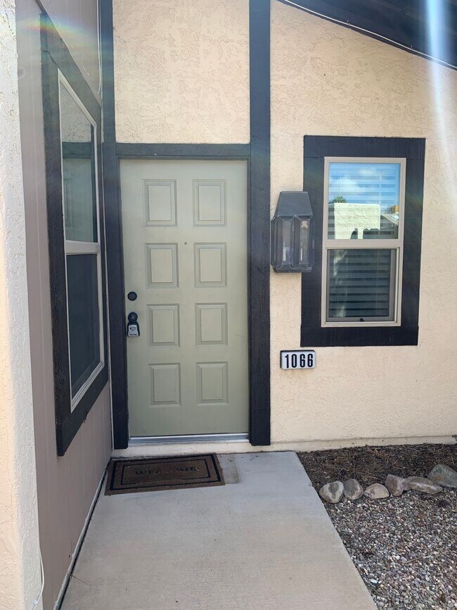 Building Photo - 3 bedroom 2 bath