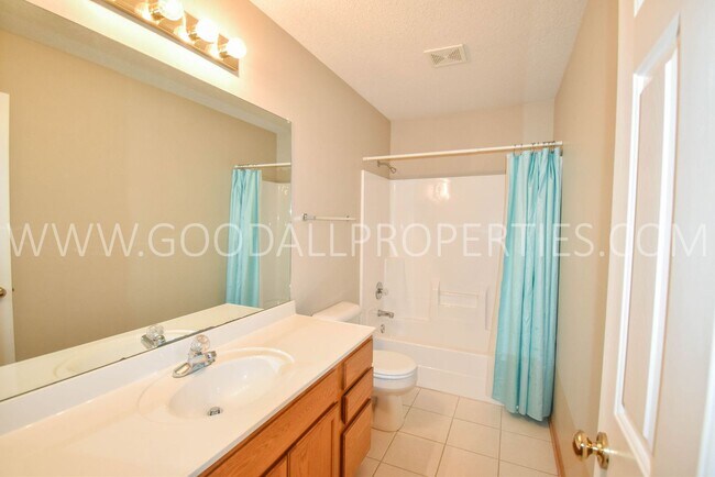 Building Photo - 4 Bedroom 2.5 Bathroom home in Urbandale