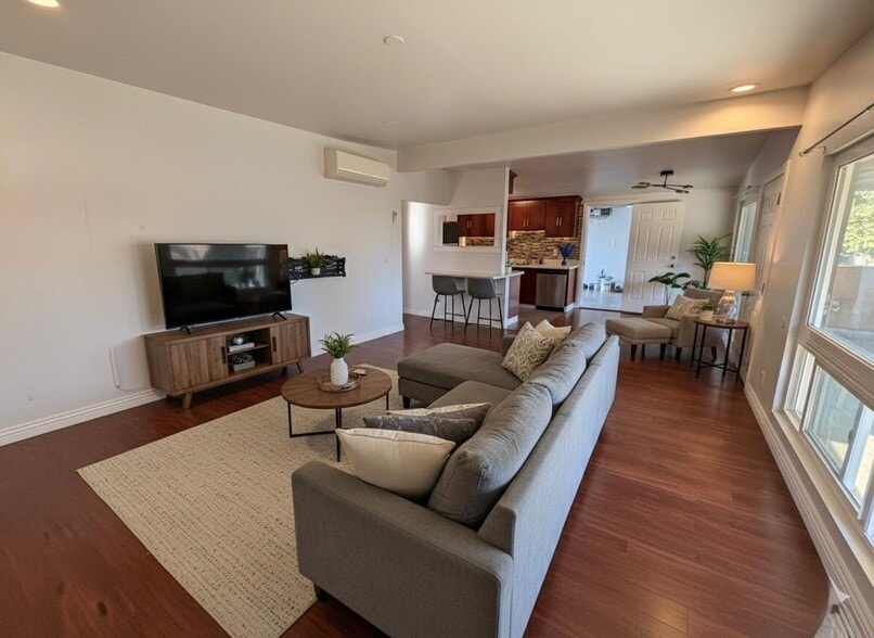 Building Photo - 4444 Millard Ave