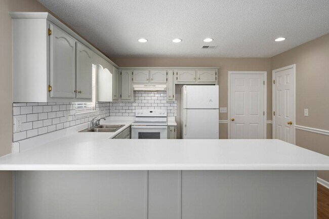 Building Photo - 132 King James Ct