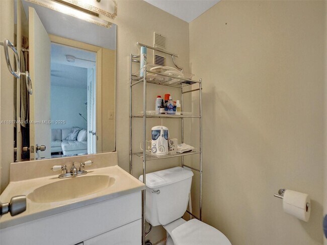 Building Photo - 3113 S Ocean Dr