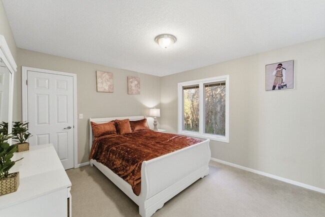 Building Photo - TIMELESS COMFORT!! 4 Bedroom, 4 Bathroom Home in Urbandale!