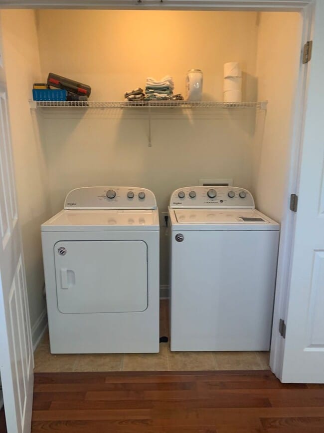 Building Photo - 2 BR 2.5 BA Condo in Gated Community- Mall...