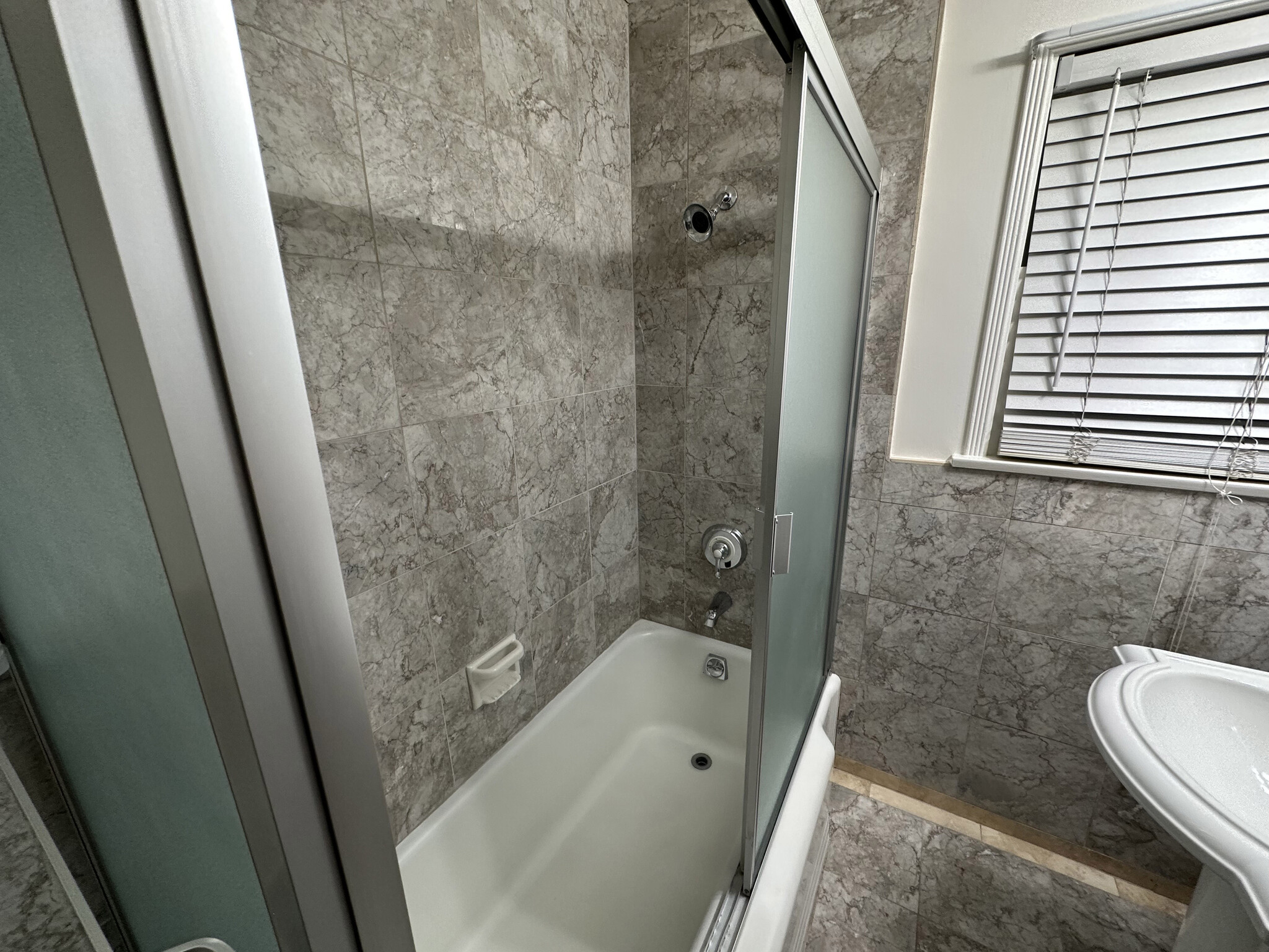 2nd Bath tub/shower - 10807 Huston St