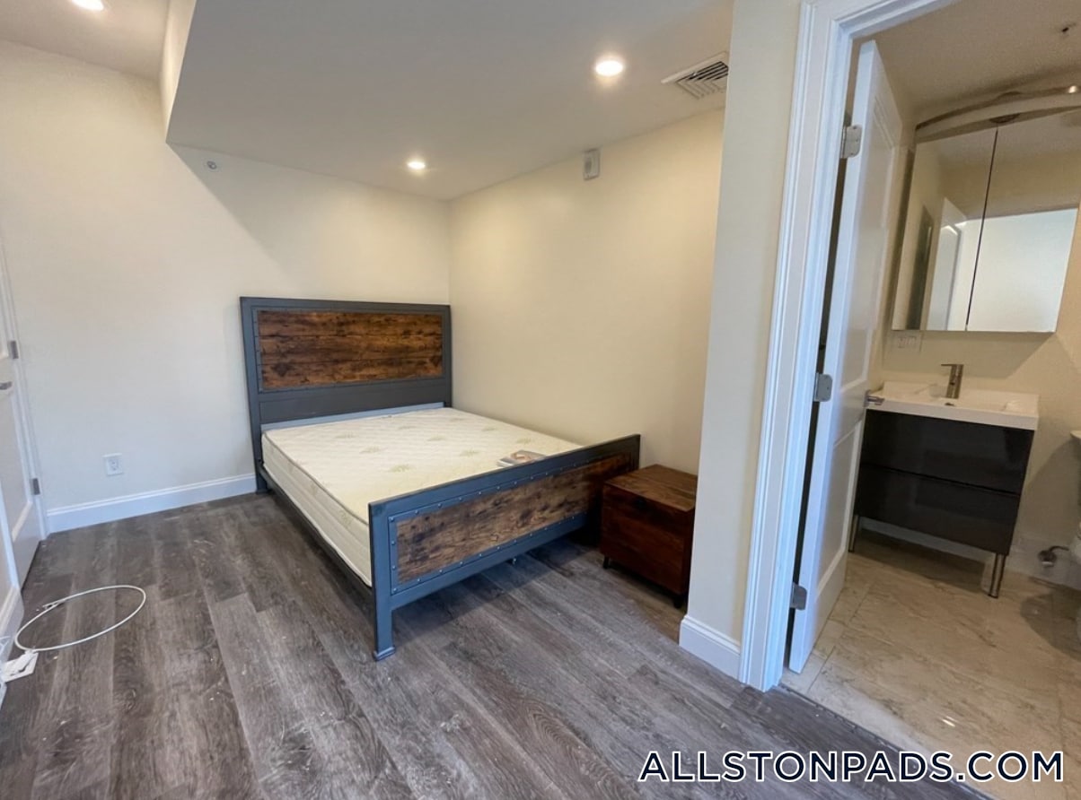 Building Photo - 1028a Commonwealth Ave