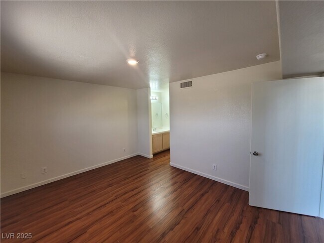 Building Photo - 3125 N Buffalo Dr