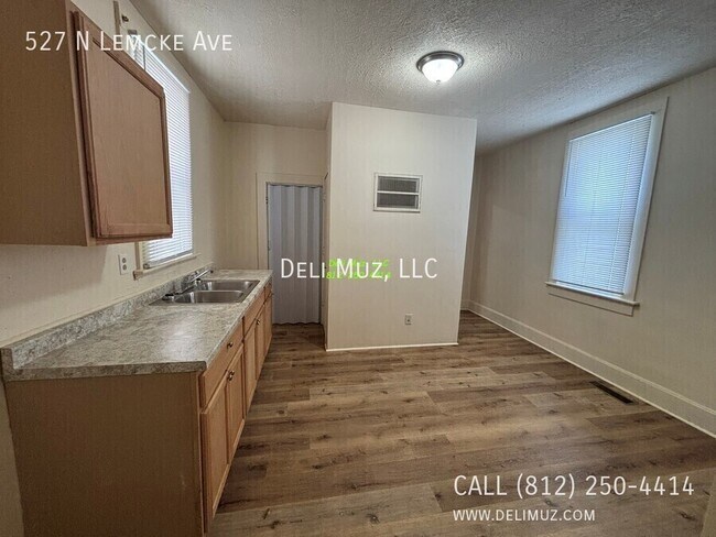 Building Photo - 527 N Lemcke Ave