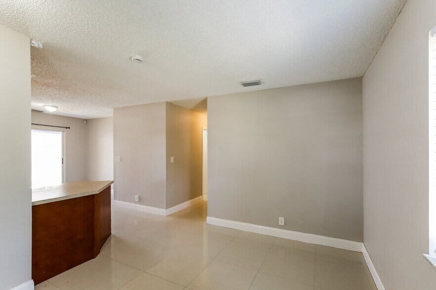 Building Photo - 1558 NW 7th Ln