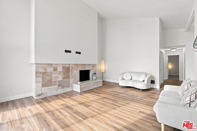 Building Photo - 2322 Palos Verdes Dr W