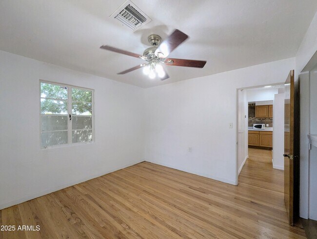 Building Photo - 2443 E Earll Dr