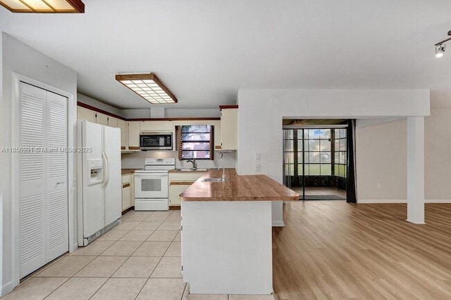 Building Photo - 9540 Sevilla Ln