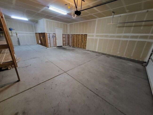 Building Photo - 1147 Lahontan Dr