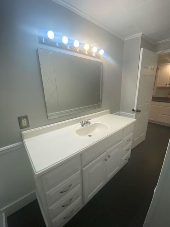 Building Photo - 2 bedroom/1 bath - Available Now