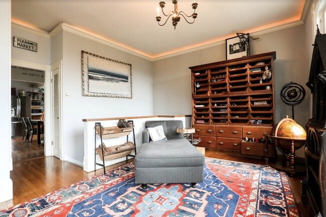 Building Photo - 106 Surrey St