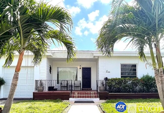 Primary Photo - 10815 NE 10th Pl