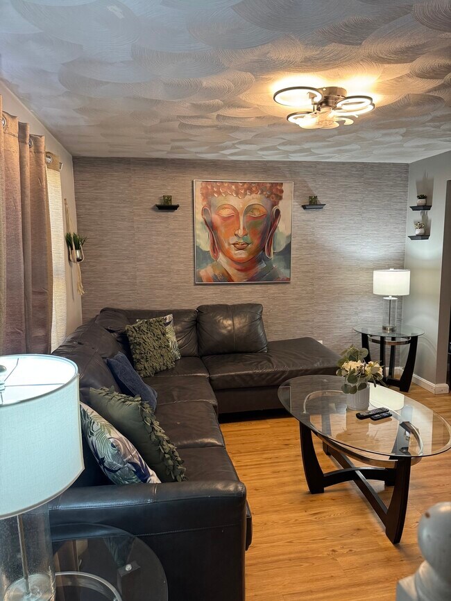 Building Photo - Spacious 2-Bedroom, 1.5-Bath Main-Floor Home in Providence