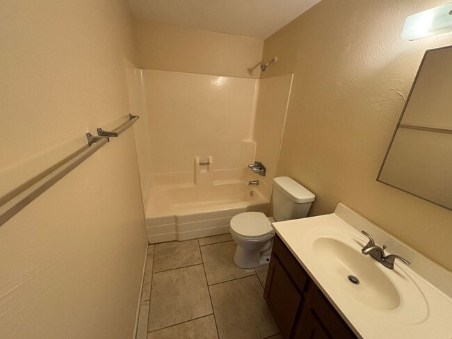 Building Photo - Spacious 4 Bedroom House for Rent  (Irvington/Kolb)