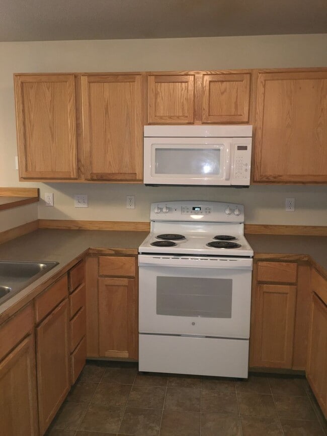 Building Photo - 3-Bedroom Townhouse in The Pines at Pilot Butte Community