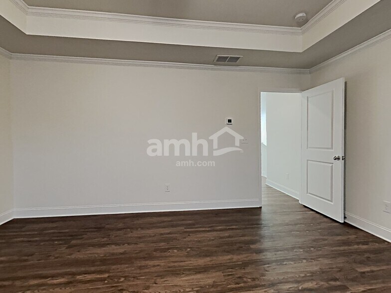 Building Photo - 5175 Valley Dr