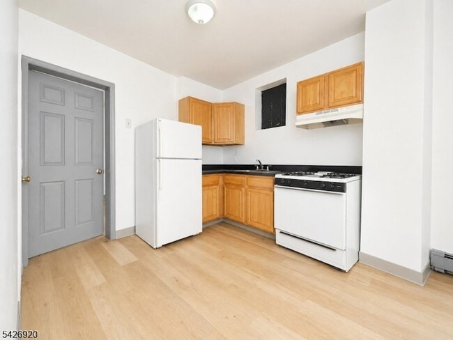 Building Photo - 840 Mt Prospect Ave